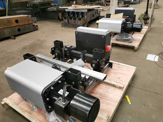 डबल स्पीड फंक्शन यूरोपीय मानक तार रस्सी इलेक्ट्रिक लिफ्ट 220v-690V 50/60hz निर्माण स्थलों के लिए